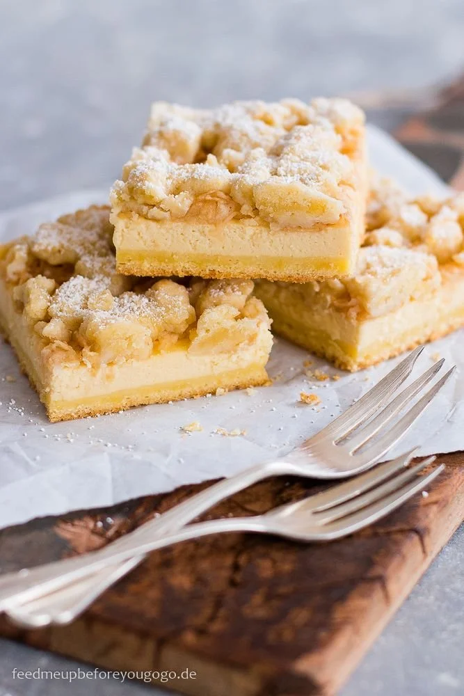 Apfel-Karamell-Käsekuchen mit Streuseln auf einem Teller