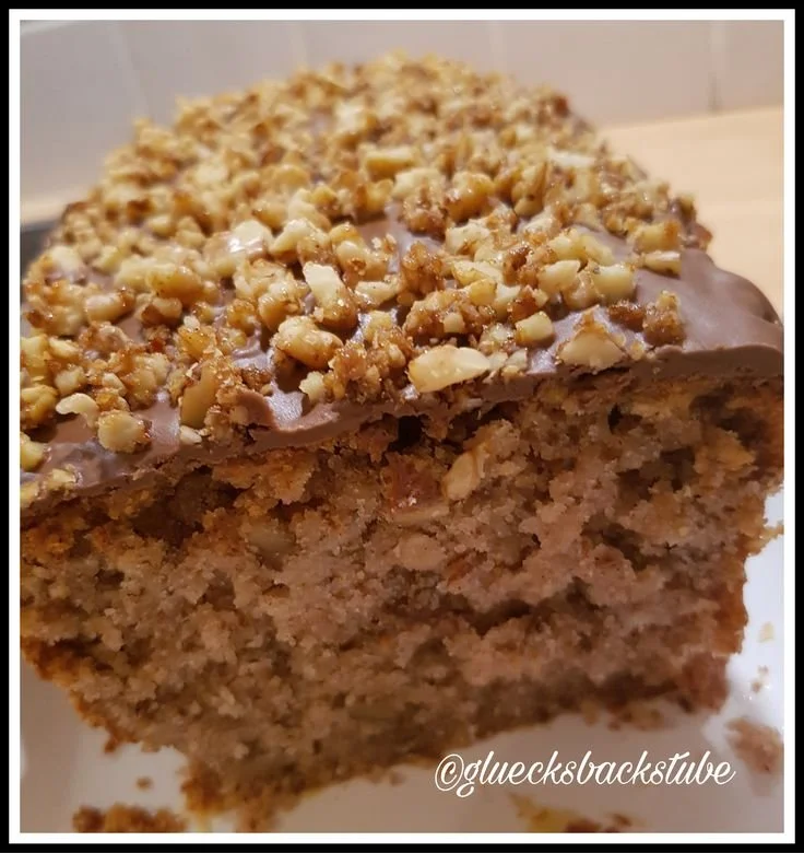 Apfelkuchen mit Walnüssen und Schokolade auf einem Teller
