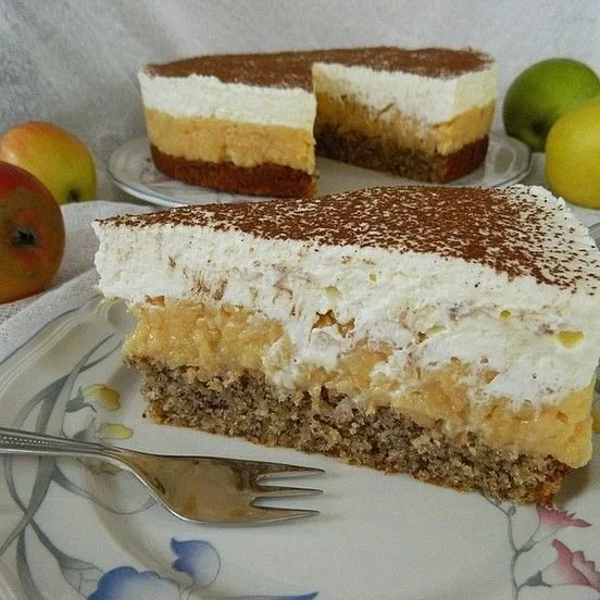 Saftiger Apfelkuchen mit Apfelstückchen und Zimt, perfekt für jeden Anlass.
