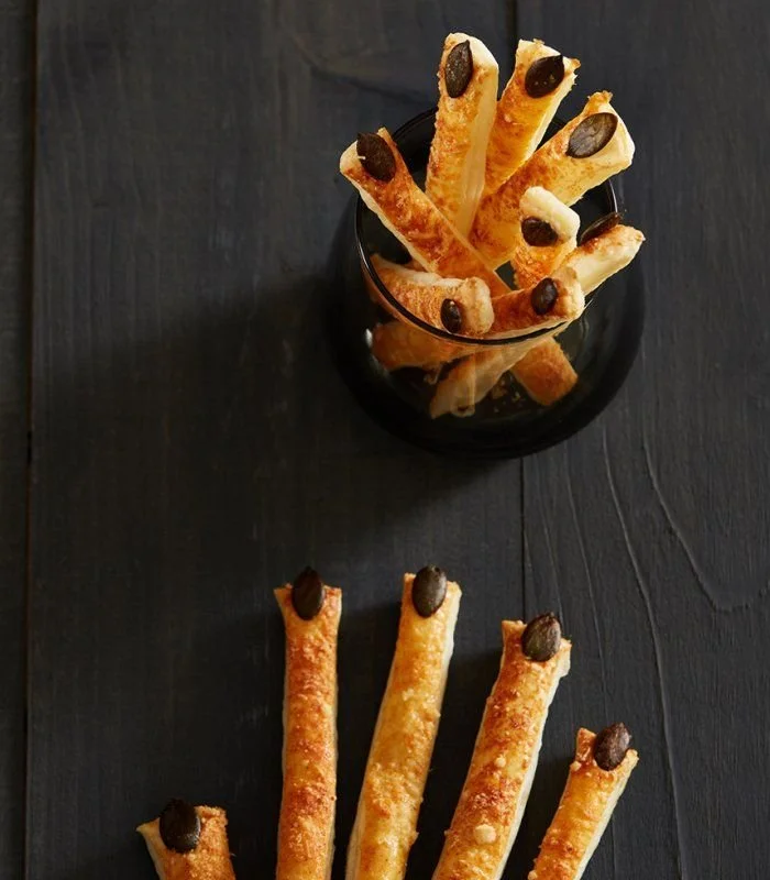 Leckere Blätterteig-Gruselfinger für Halloween-Snacks