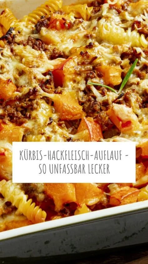 Leckere Pumpkin Casserole mit Kürbis und Rinderhack in einer Auflaufform