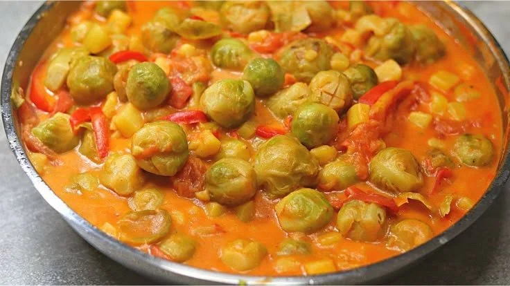 Leckere Rosenkohl Kartoffel Pfanne in einer Pfanne zubereitet
