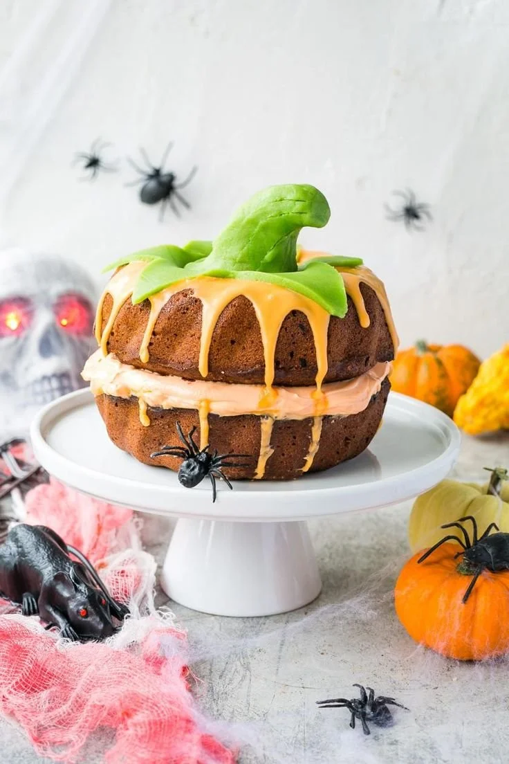 Einfacher Halloweenkuchen mit Wow-Effekt auf einem Tisch für Halloweenfeiern