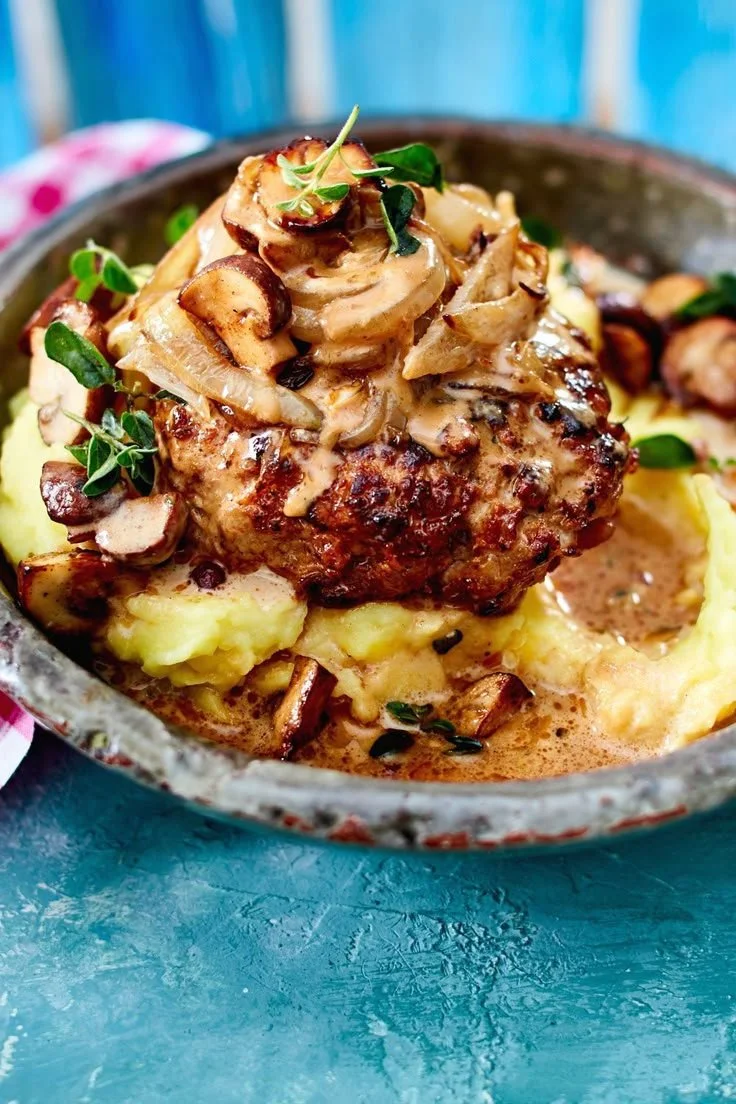Frikadellen mit Champignons in einer cremigen Pfefferrahmsauce präsentiert.