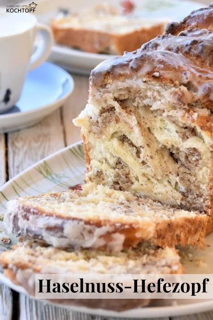 Haselnuss-Hefezopf frisch gebacken auf einem Holzbrett