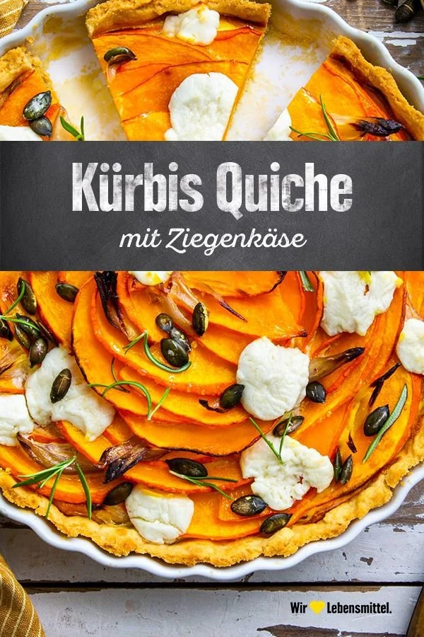 Leckere Kürbis-Quiche auf einem Holztisch angerichtet