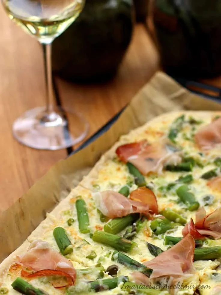 Leichter Spargel-Flammkuchen mit frischem Spargel und cremigem Belag