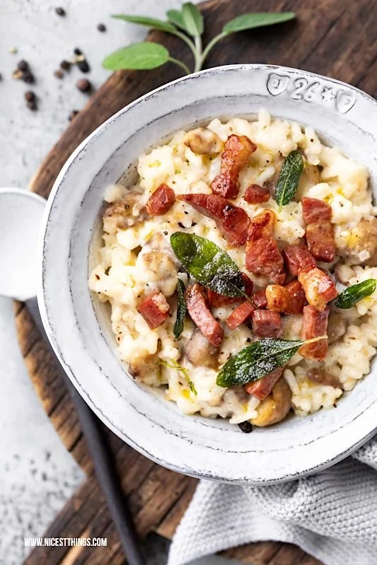 Ein Teller Maronen Risotto mit Käse, Speck und Salbei garniert