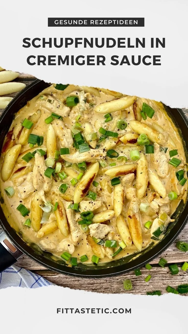Putengeschnetzeltes mit Schupfnudeln in cremiger Sauce serviert auf einem Teller