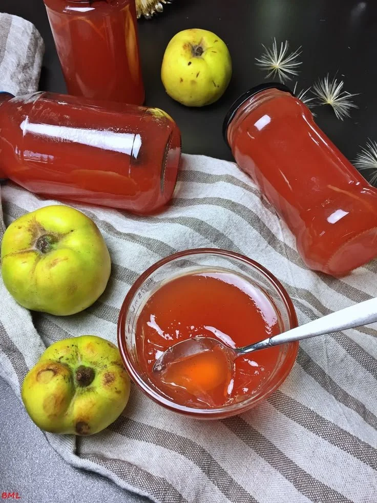 Glas mit Quittengelee, das den Geschmack des Herbstes einfängt