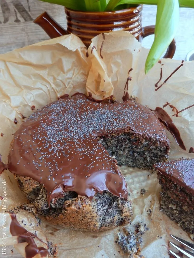 Glutenfreier Südtiroler Mohn-Nuss-Kuchen auf einem Teller mit Besteck