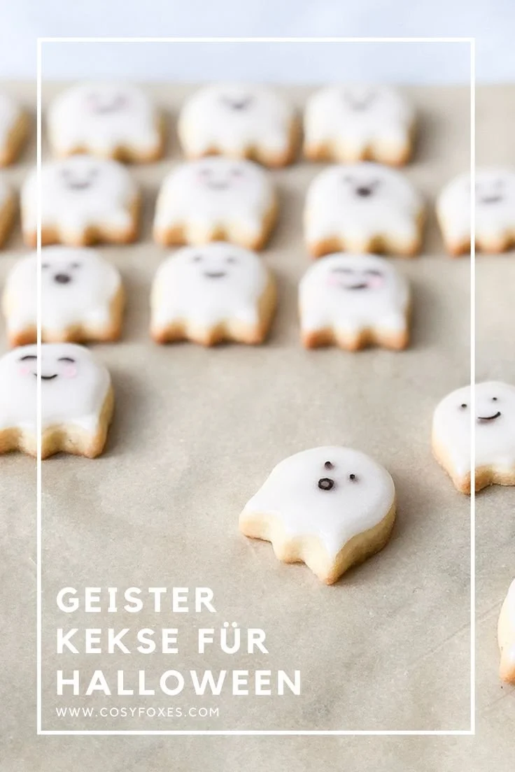 Süße Geister Kekse für Halloween auf einem festlich gedeckten Tisch.