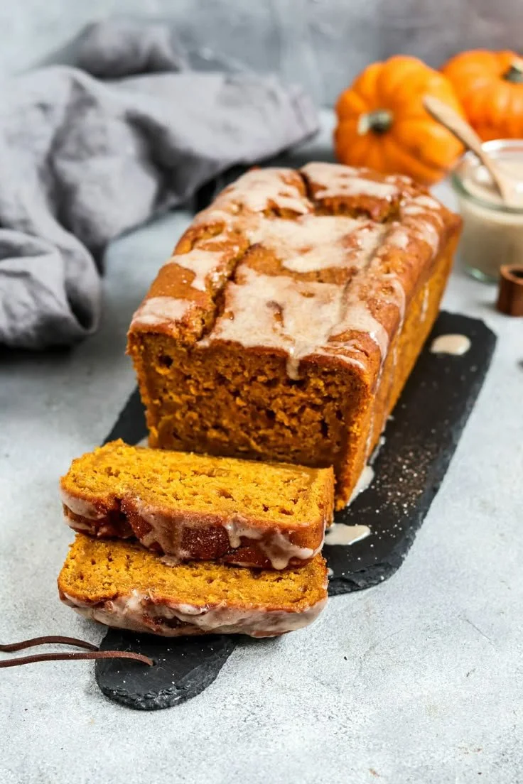 Veganer Kürbiskuchen mit Zimt Glasur auf einem Teller serviert