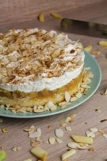 Verführerische Apfel-Schmand-Torte mit Zimtgestöber auf einem Teller.