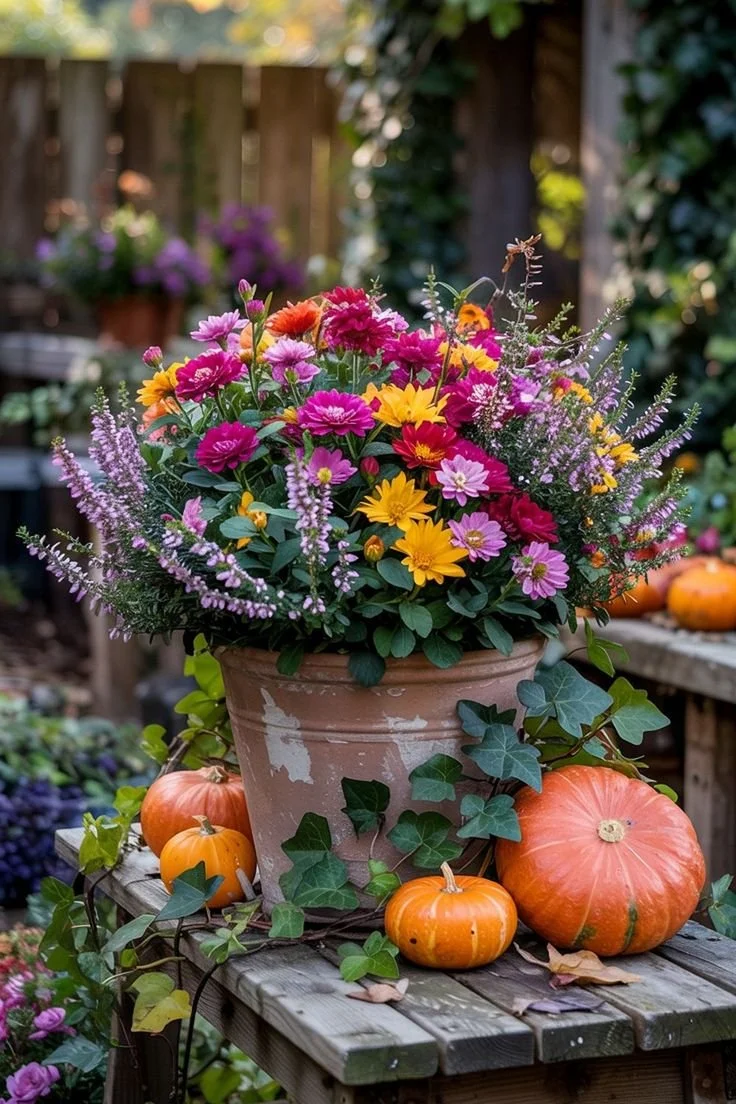 Schöner Blumenkübel mit herbstbepflanzung in warmen Farben.